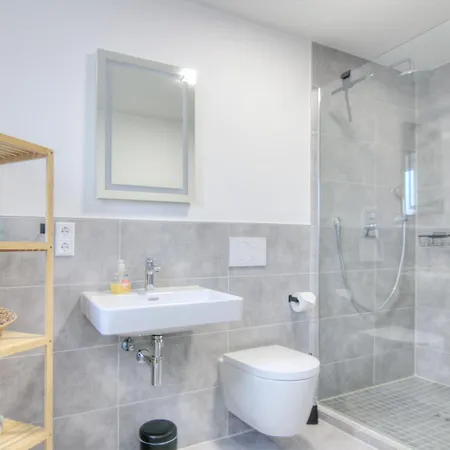 Modernes Wohlfuehl-apartment Mit Glasfaser-wlan, Parkplatz In Der Naehe & Kueche In Apartamento Bad Wimpfen